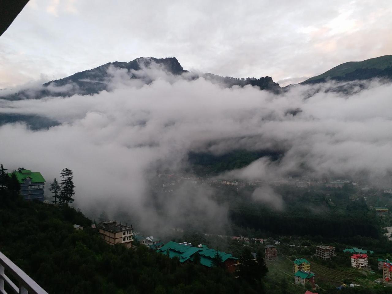 Hotel Seven Hills Manali Экстерьер фото